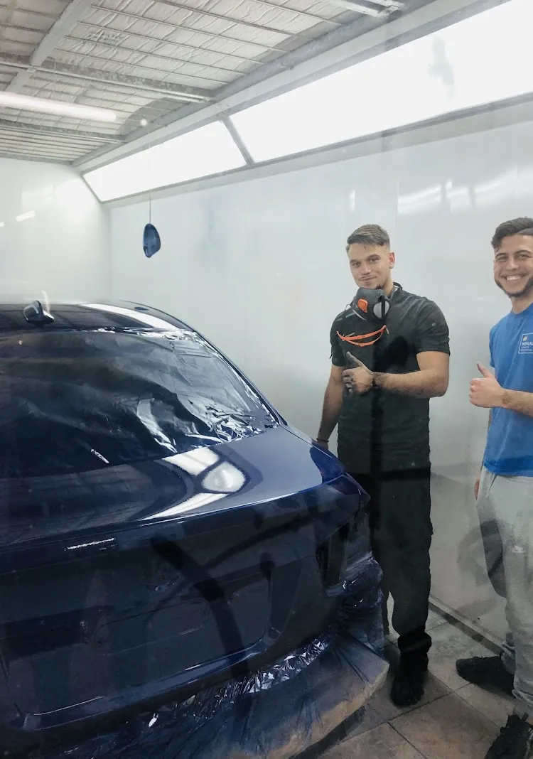 El equipo de Cadena1 en la cabina de pintura