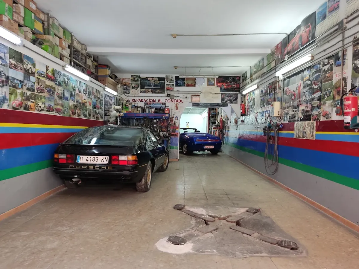 Interior del taller con coches clásicos